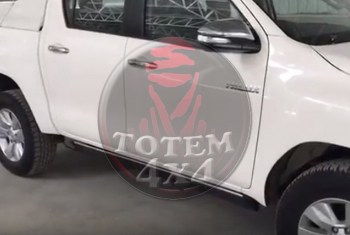 Estribos laterales electricos Toyota Hilux Revo 2016-2018